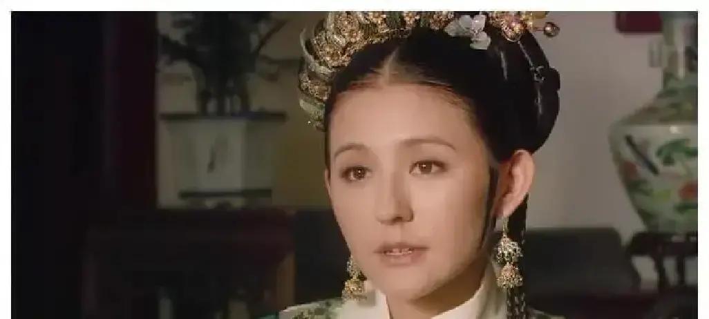 甄嬛传播了十几年，最拽的依旧是叶澜依。别人争宠，她翻白眼：老娘不稀罕。驯马女进宫