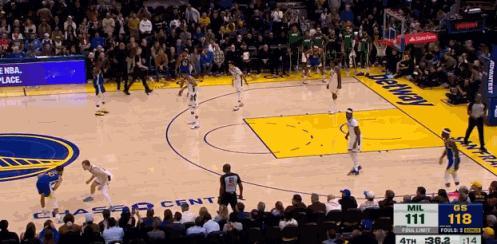 太杀人诛心了，勇士120-113险胜雄鹿，库里在比赛快结束的时候直接来了一个杀人