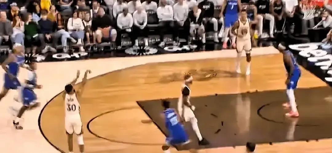 魔术今晚犯的唯一错误，就是以为能防住36岁的库里。你看他第三节那三个三分。