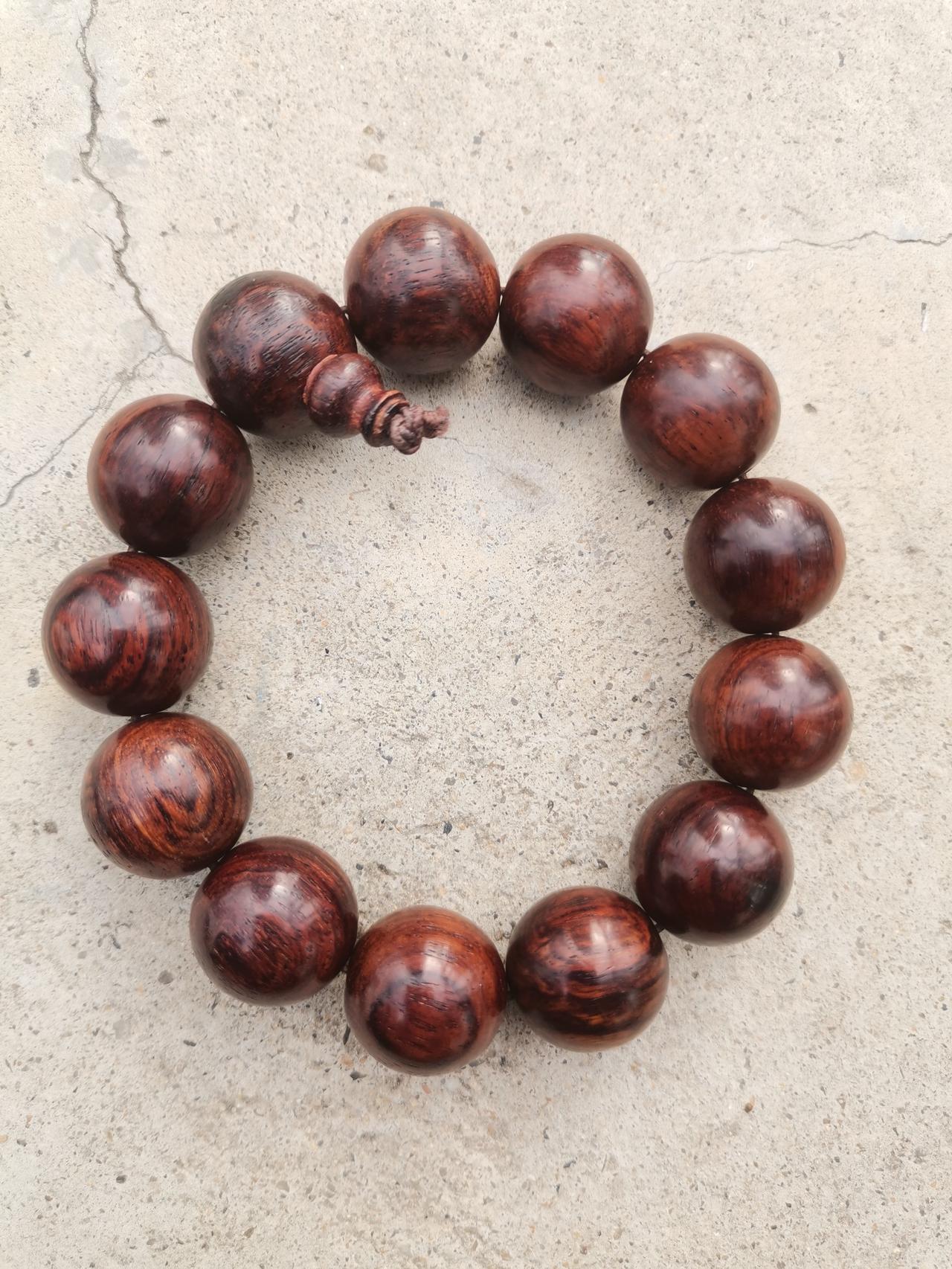 这是我收的第一串海南黄花梨，可惜是仿品。当年我被坑得很惨，如今再看，却觉它意义非