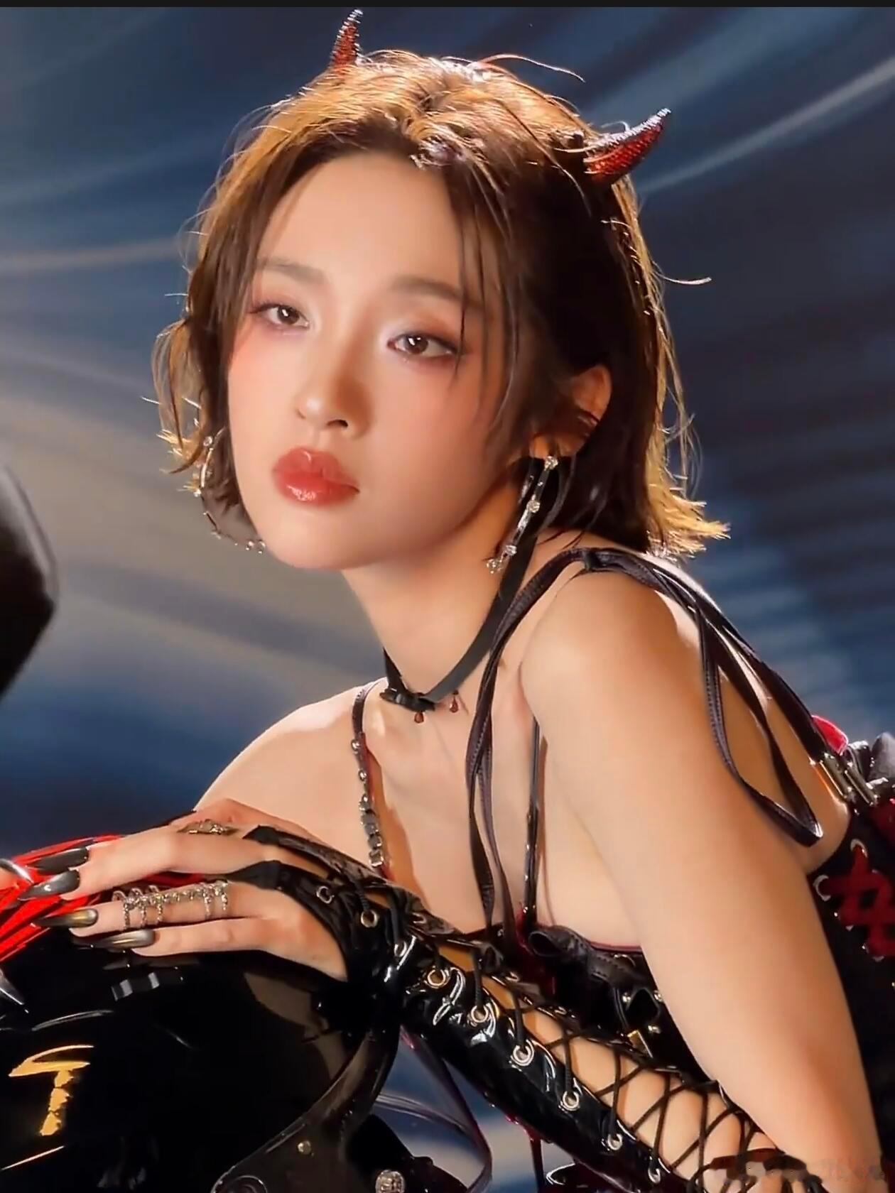 唐艺昕此身从此分明了唐艺昕在《BoomBoomGirl》里真不容易，歌词烫嘴