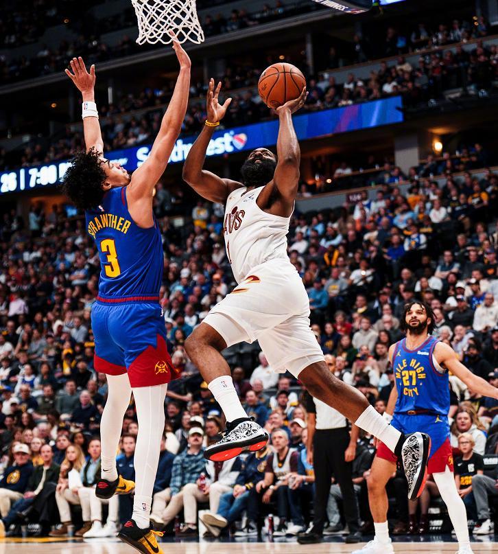 哈登米切尔合砍54分，骑士119-117掘金，得出结论如下：1、之前在快船，哈