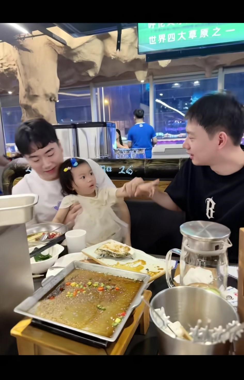 梁靖崑稀罕坏了吧？赶紧抱抱闺女，明年也生一个小棉袄甜甜心里那个羡慕啊，为什么我
