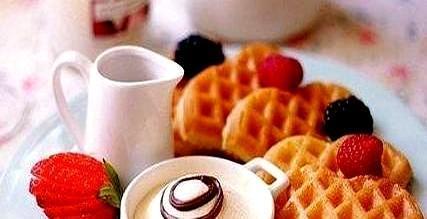 晚上十一点，林岚站在冰箱门口。冰箱压缩机“嗡”的一声，她没动。手机屏幕还亮着，