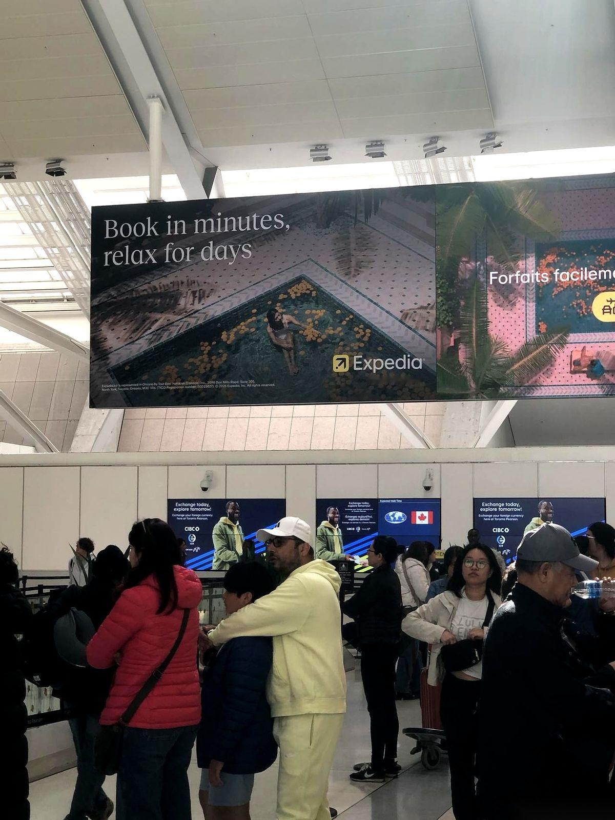 下午2点40分，多伦多皮尔逊机场。登机牌上的CA944，被我攥得都有点潮了。心