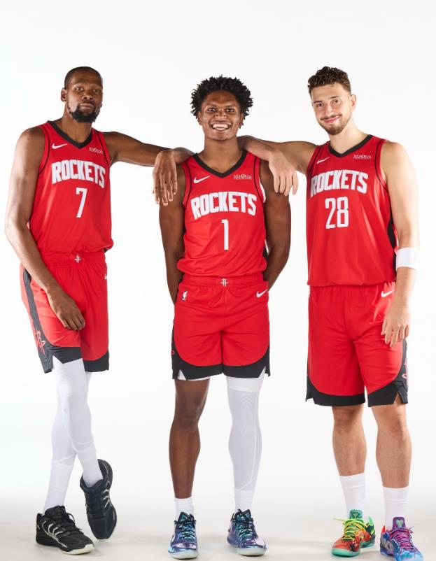 前一场火箭队的杜兰特有7次失误，其实根本不能怪杜兰特，就怪火箭队没有控球后卫。第