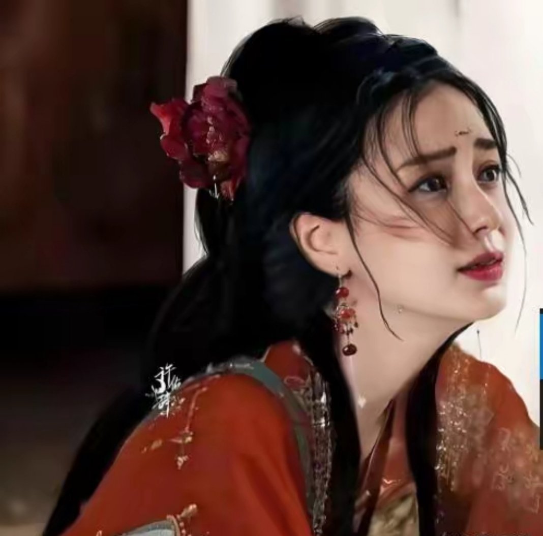 郑合惠子在《将门独后》里的妆造真的太绝了，一袭红衣明艳又大气，把东方古典美人的韵
