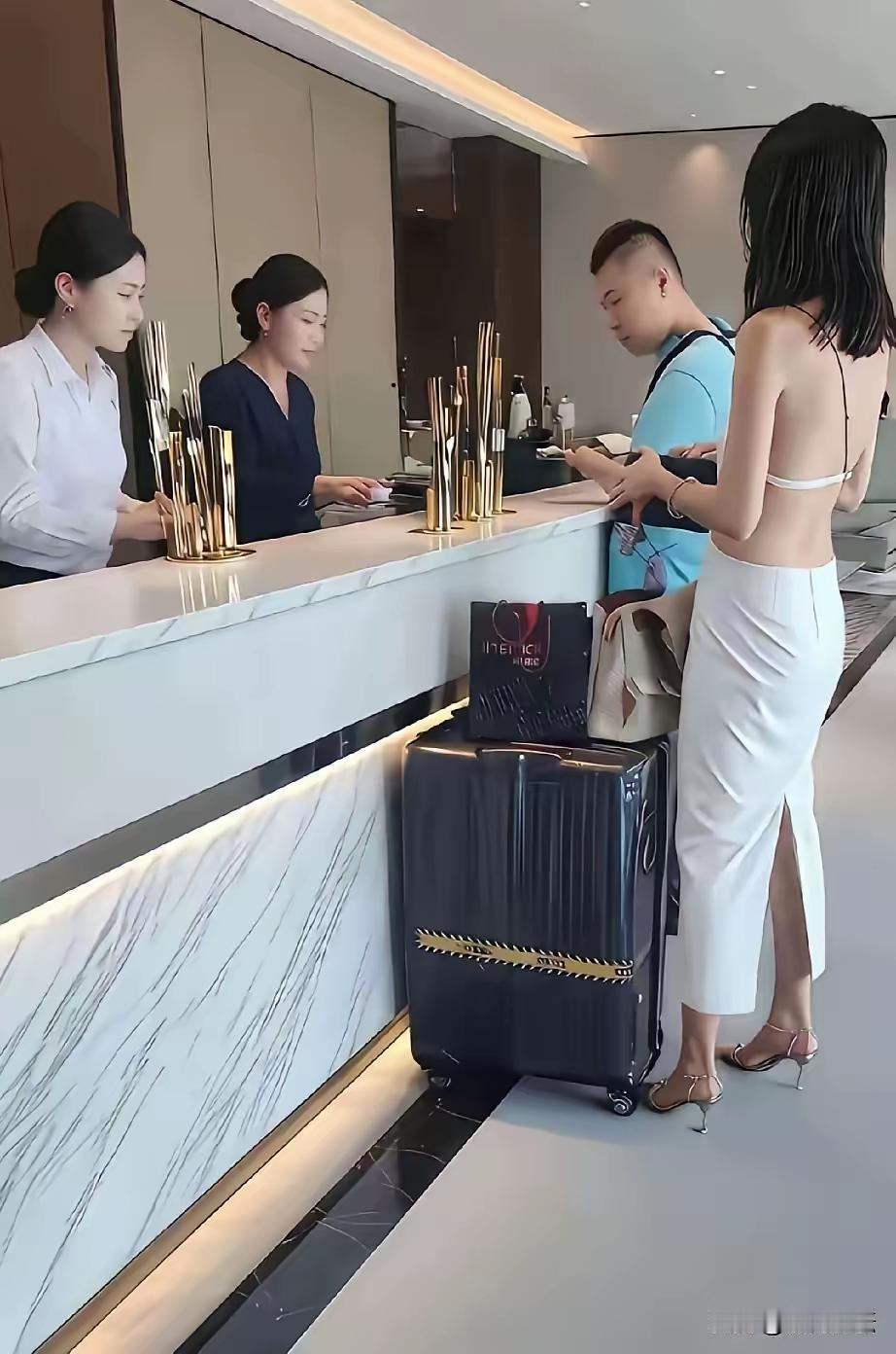 这样的女人，只要看一眼，就谁都知道她是干什么的，无需多说，无需多问。正人君子见到