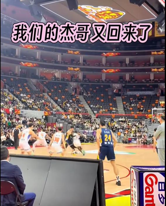 广东宏远老板遇到麻烦了！以前主场一票难求，座无虚席，如今门可罗雀，主场与新疆队的