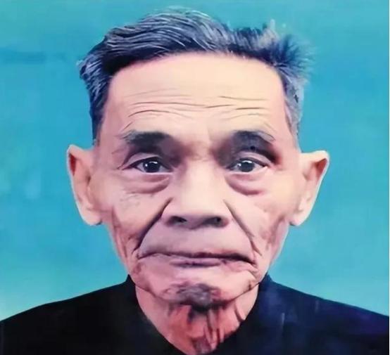 1988年，在台湾潜伏42年的地下党利用假身份回到了大陆。到家后，他才知道当年新