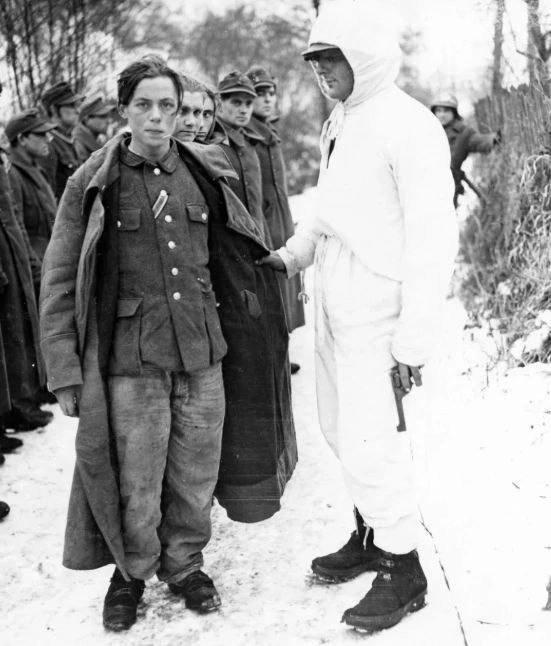 1945年1月，刺骨寒冬里，这群年轻的德国战俘眼神里只剩冰冷与绝望。照片拍