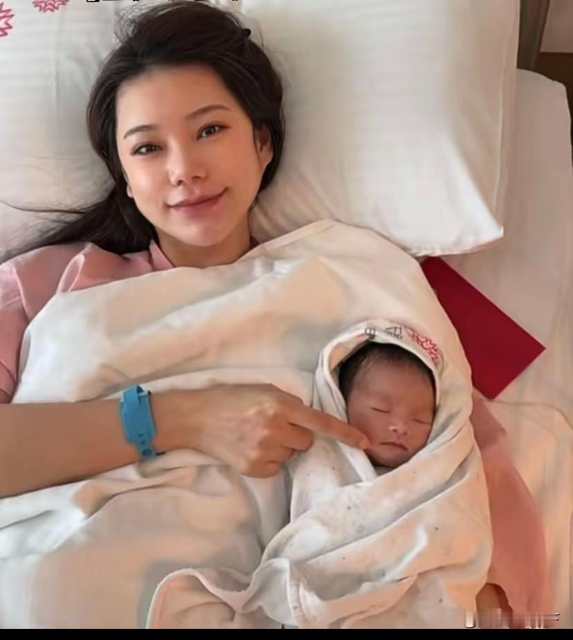 小玥儿小霖霖也正式升级当姐姐哥哥了!马筱梅生了，是个男孩。马筱梅刚生完状态就这