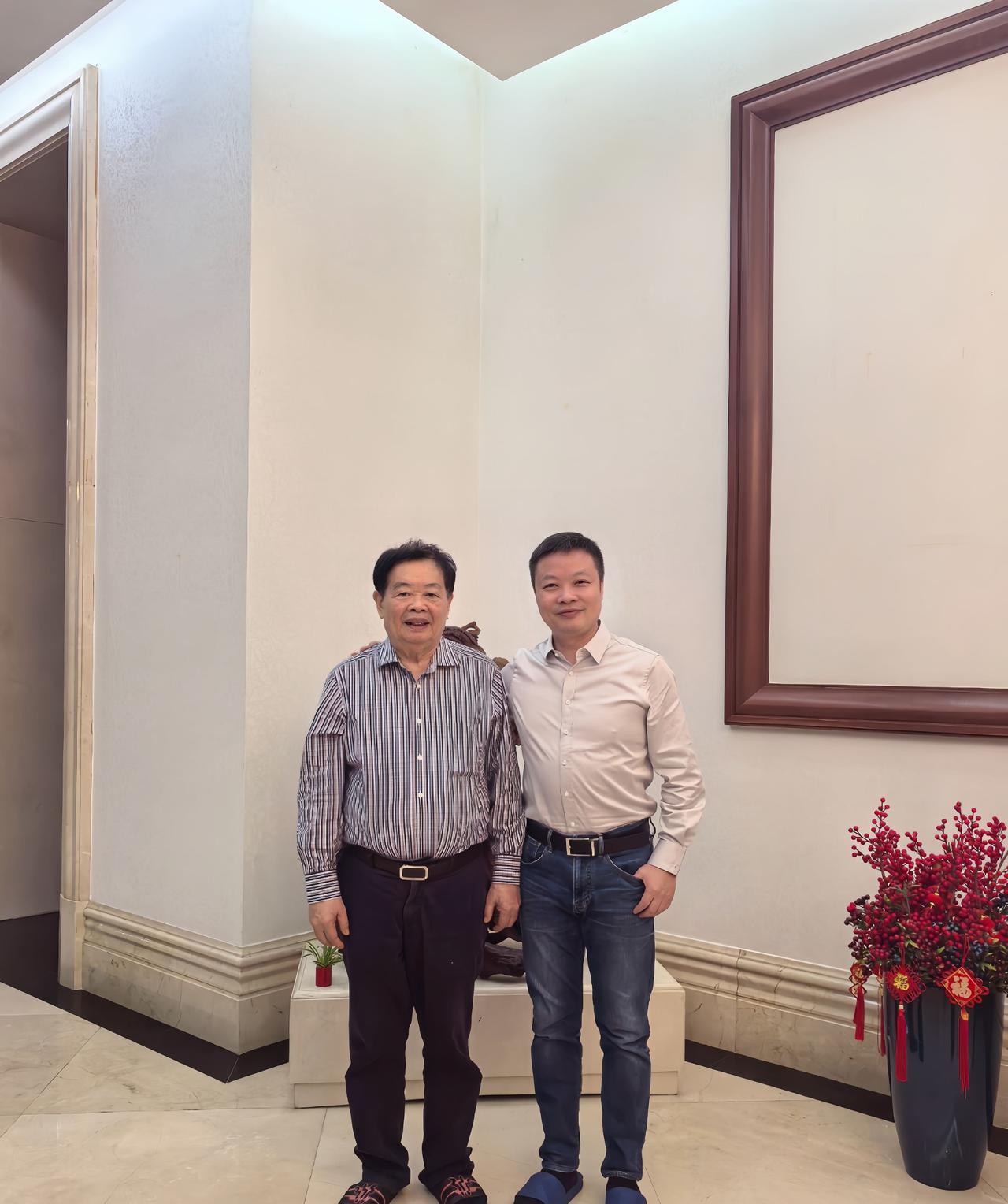 6月20日，何小鹏晒出与曹德旺合影，配文：“专程参加曹德旺总家宴，并学习创业，全