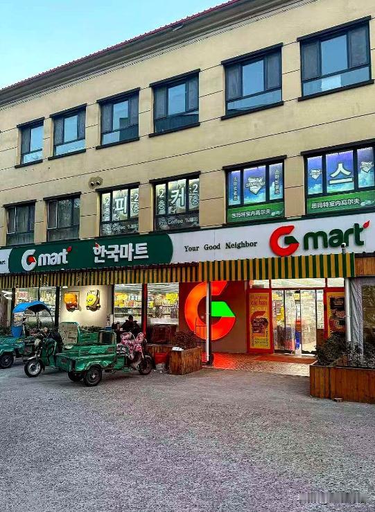 一位韩国华人表示，韩国人的工资是中国人的八倍，中国人有什么资格嘲笑韩国，首先不可