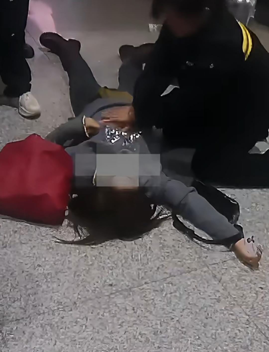 近日，黄梅东站地下通道里，一场与死神赛跑的救援正在上演。一名旅客突然倒地失去意识