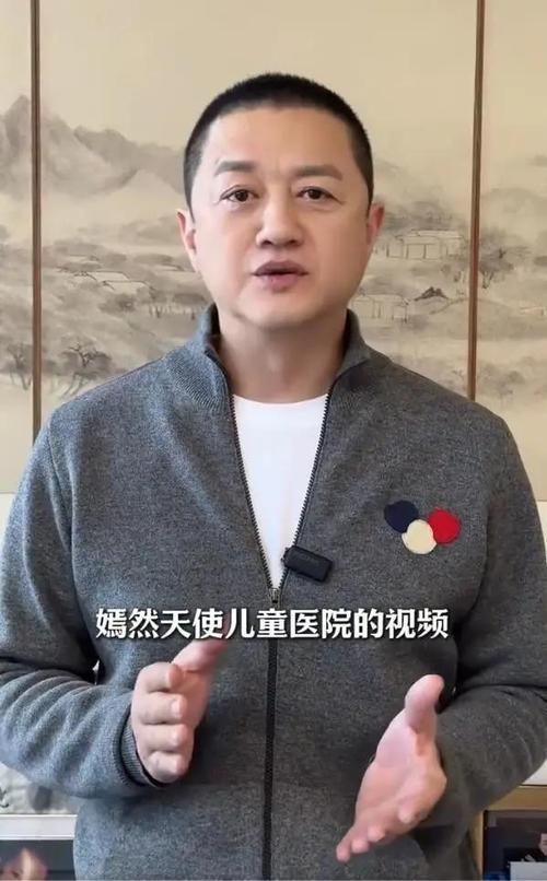 1月19日，李亚鹏在直播间自曝常被19岁女儿李嫣拉黑，直言起初对此“痛苦死了”。