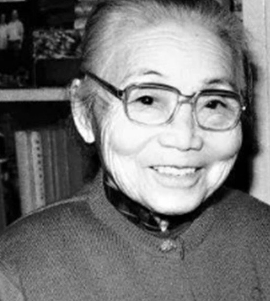 1925年，苏州豪门潘祖年病重。临终前，他支开旁人，只留下20岁的孙媳妇，潘祖年