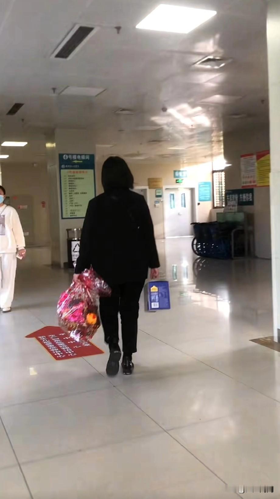 一直不太明白一件事，就是很多人去医院探望病人，都喜欢提牛奶咱说，能让你专门跑