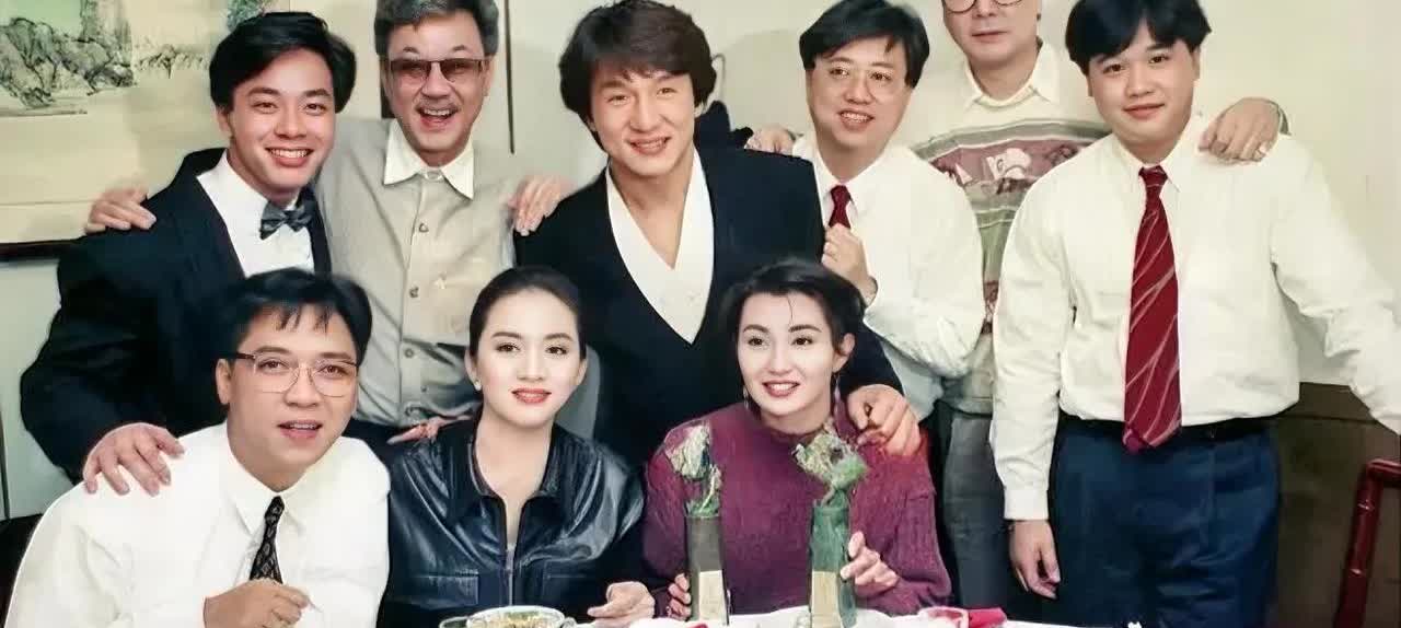 一张老照片，拍摄于上世纪90年代初，我只认出了中间三位是年轻时的成龙与梅艳芳和张