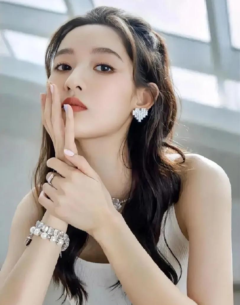 凌晨两点半的地下车库，光线昏暗，镜头精准抓拍到了黄景瑜和王玉雯同车回酒店的瞬间。