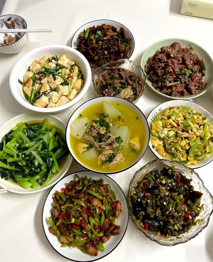 我婆婆说这一桌菜超越了百分之九十九的家庭了，真的吗？她说一般家庭一顿根本吃不起