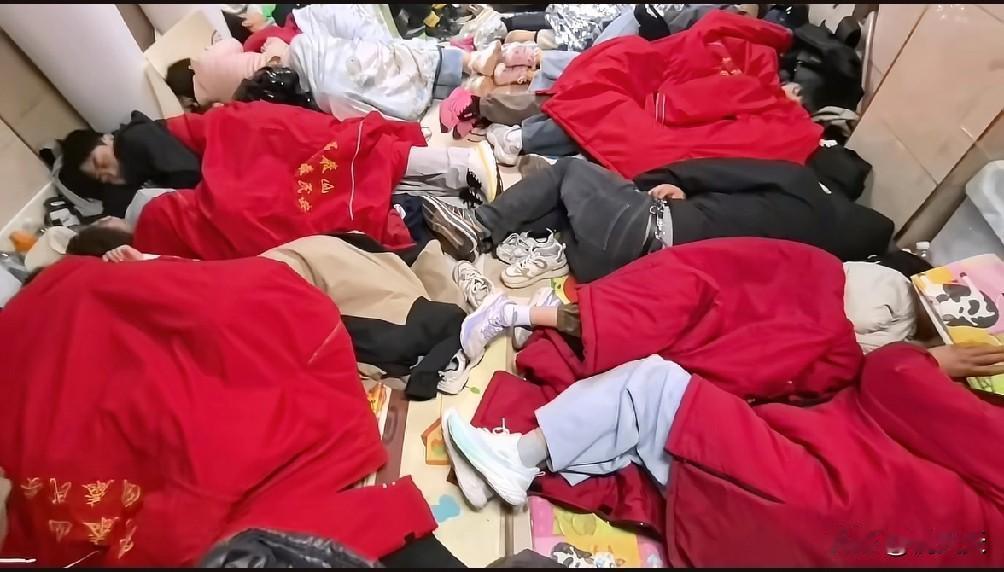 看看五一那些睡在泰山山顶厕所里的人，就不用担心什么年轻人躺平之类的事了。每