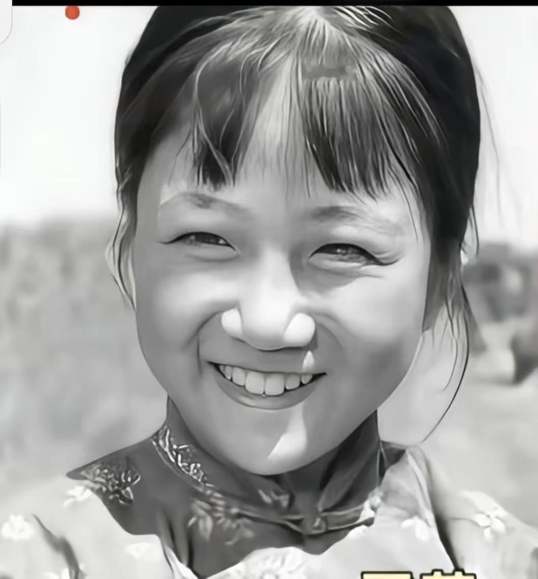 她是1963年在经典影片《小兵张嘎》中饰演英子。当年年仅十岁的她，塑造了淳朴灵动