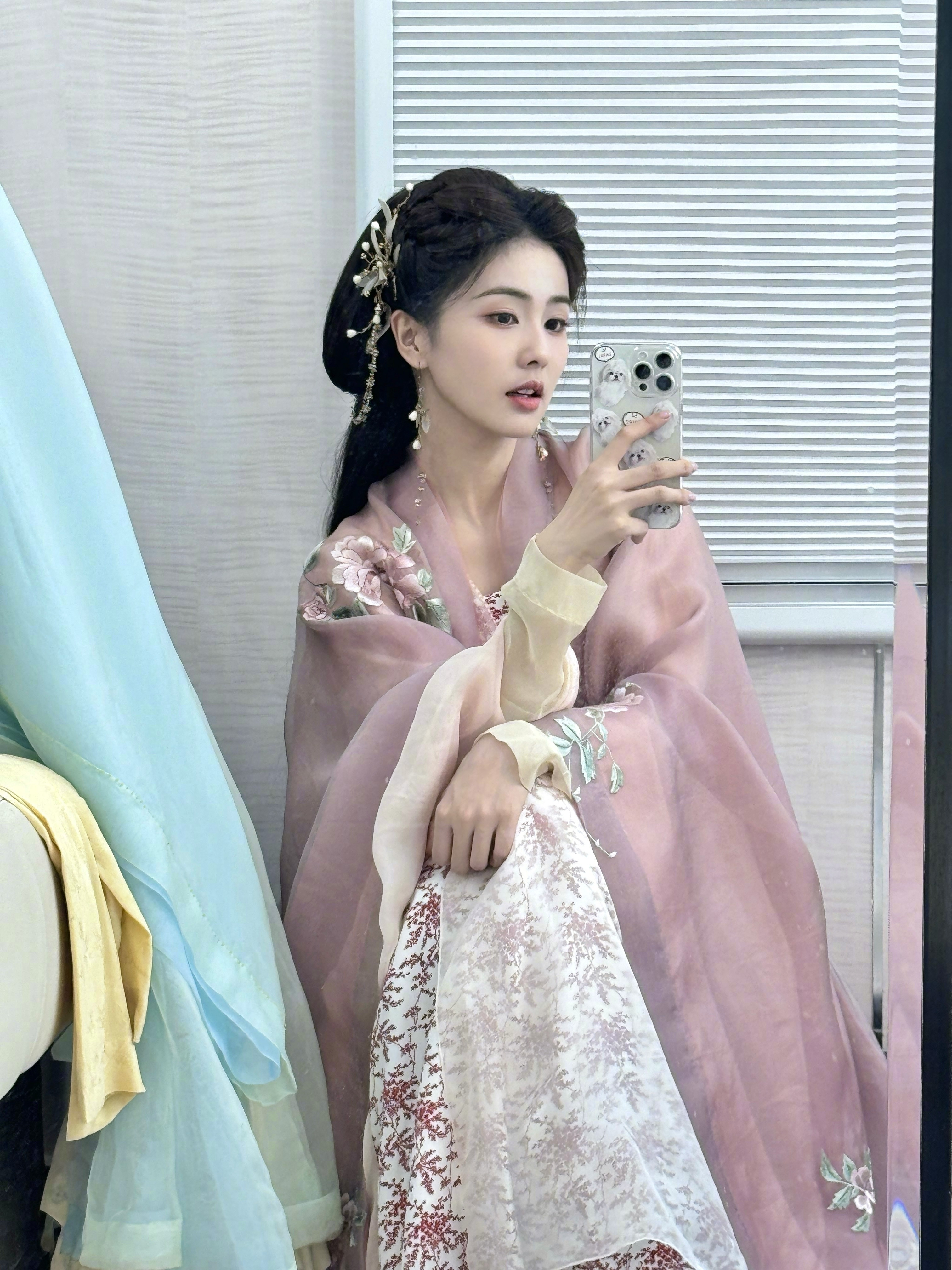 白鹿cos尼克狐尼克你被捕了白鹿在复制粘贴的时代，你是手写的诗