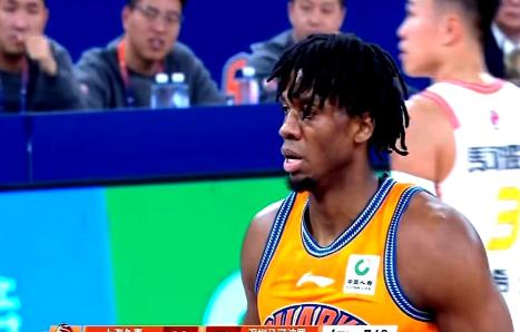 手握1亿美金的存折，跑来上海打“临时工”也太狠了。36岁试训还被指指点点，签的