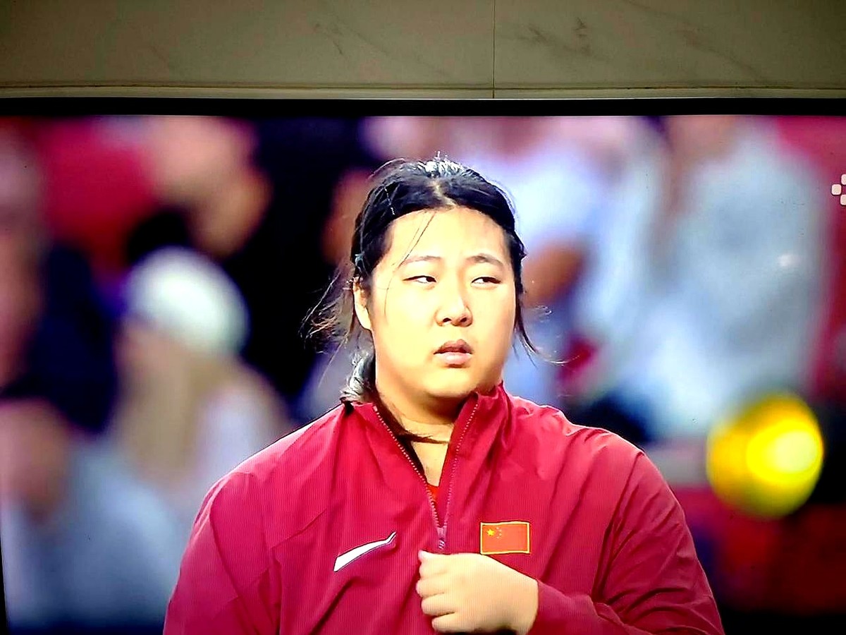 68米92！日本选手北口榛花一声怒吼，中国女将严子怡却头也不回地走向休息区。这是亚运会前最后一场收官