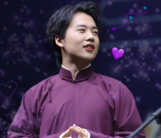 郭麒麟用5毛的A4纸翻身，递话筒时早忘了自己是郭德纲儿子。于谦五十岁生日，郭