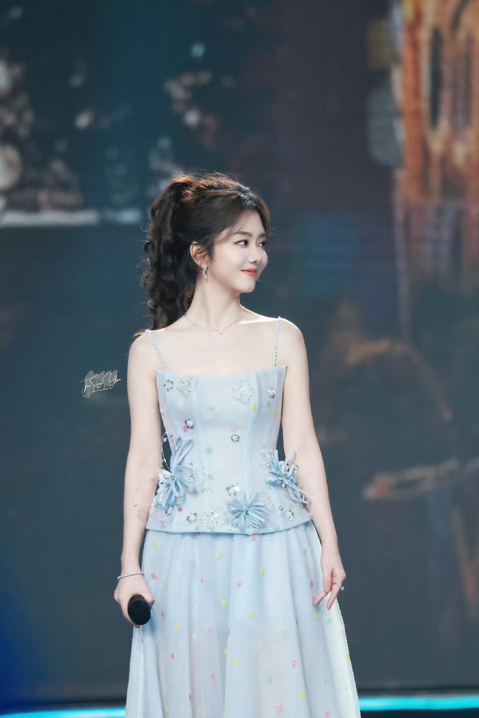 谭松韵百花迎春晚会高马尾卷发造型，你发的娃娃脸降落在身边～