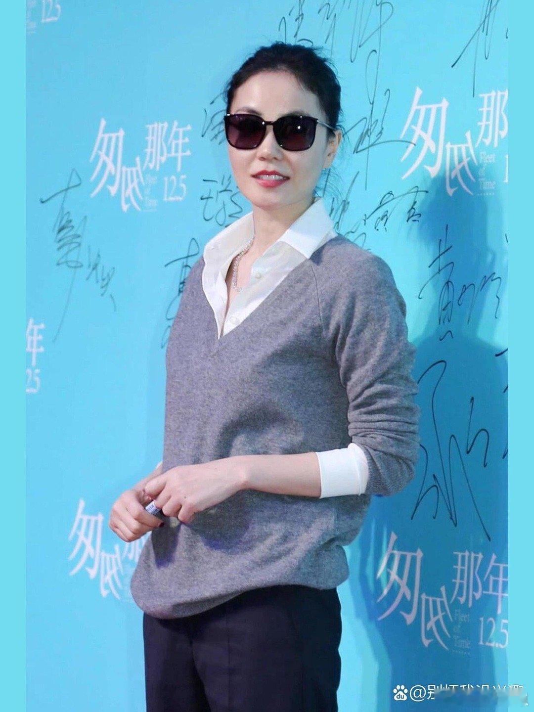 王菲真的从头到脚都美得无可挑剔，下颌线清晰精致，全身比例优越，气质清冷又高级，迷