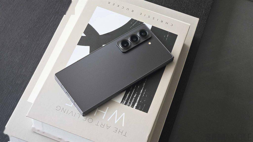 三星GalaxyZFold7曝将采用钛背板，轻薄设计再升级！近日，韩国科技媒