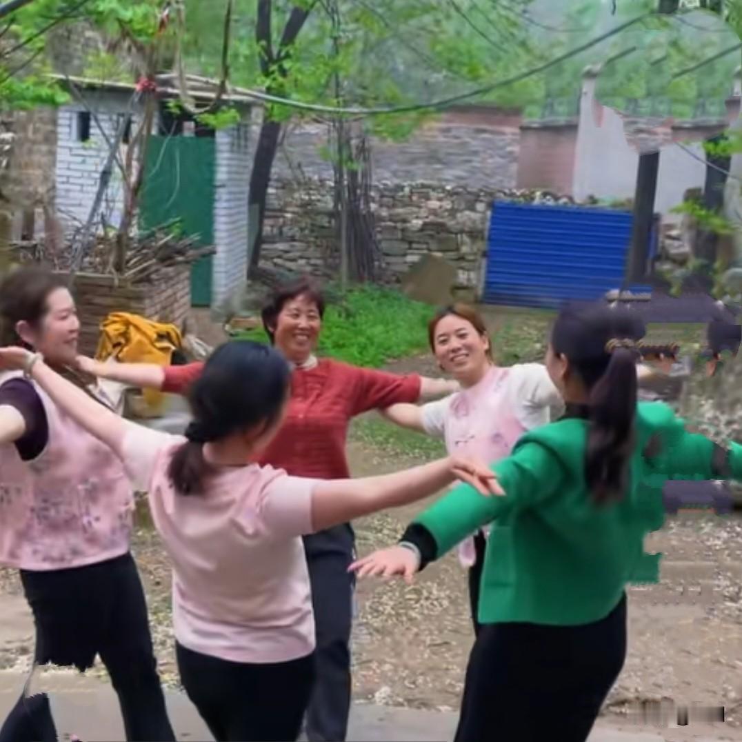 五朵金花手拉手，好像回到小时候，重拾童年时光景，没有烦恼与忧愁。如今都是中年人