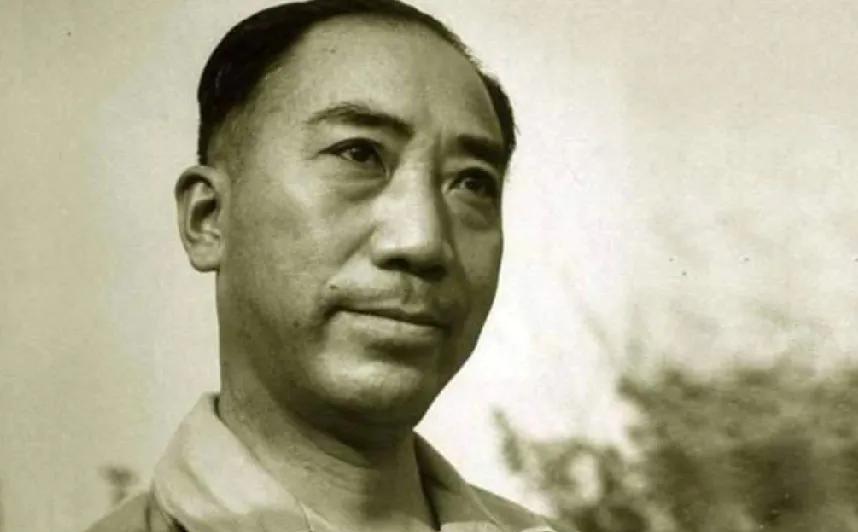 戴笠在外面是杀伐果决的特务头子，但在何应钦面前他连坐下的资格都没有。哪怕戴笠