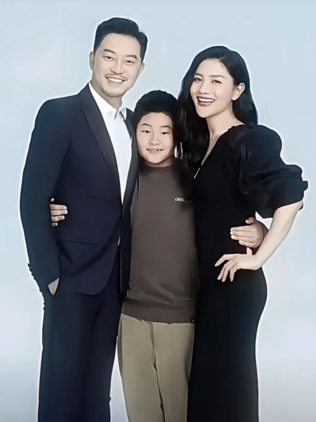 一次，胡可在外地拍戏，沙溢偷偷去探班，结果来到胡可房间门口，敲了很久都没人开门，