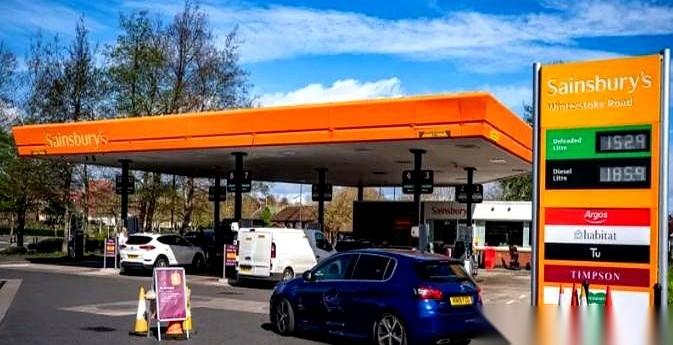 阿联酋终于把话挑明了，直接对着伊朗喊话。别再拿霍尔木兹海峡当牌打，你这一手，是