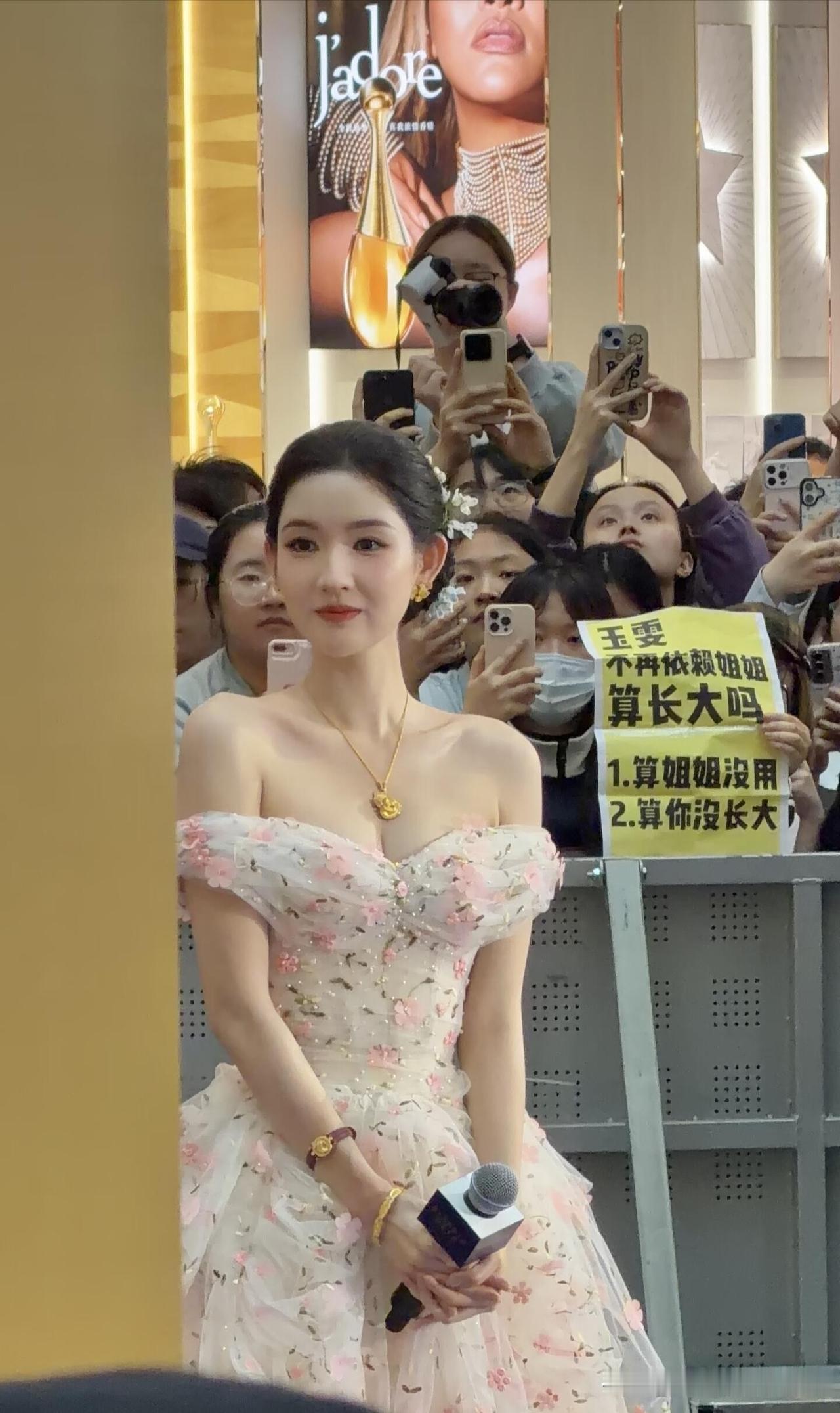 比刘亦菲漂亮的一个演员出现了，见过她的表姐说王玉雯现实中美的发光，比荧幕中看到的
