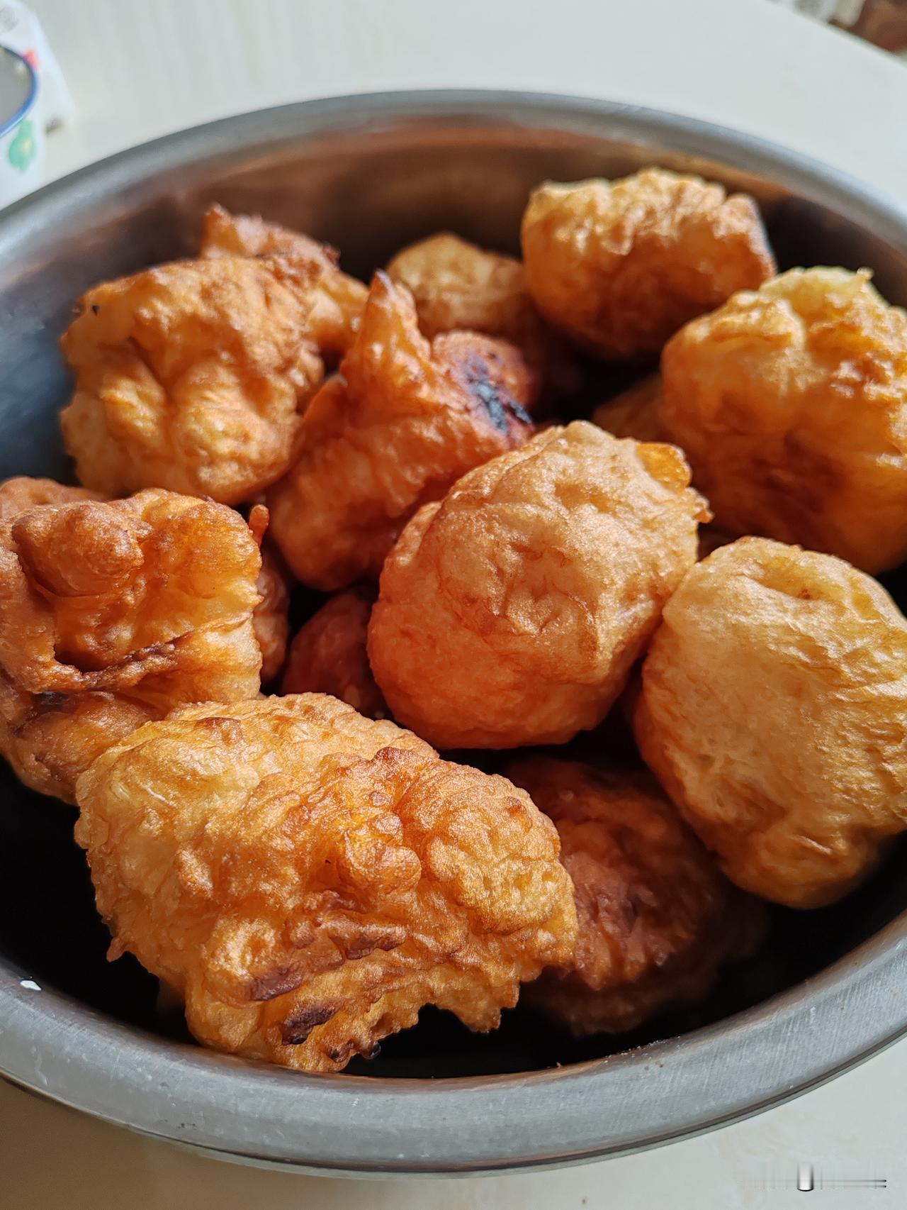 中秋节，婆婆很高兴，吃过早饭她就忙活起来，炸了些面坨，糖糕和菜角。面坨，有的地