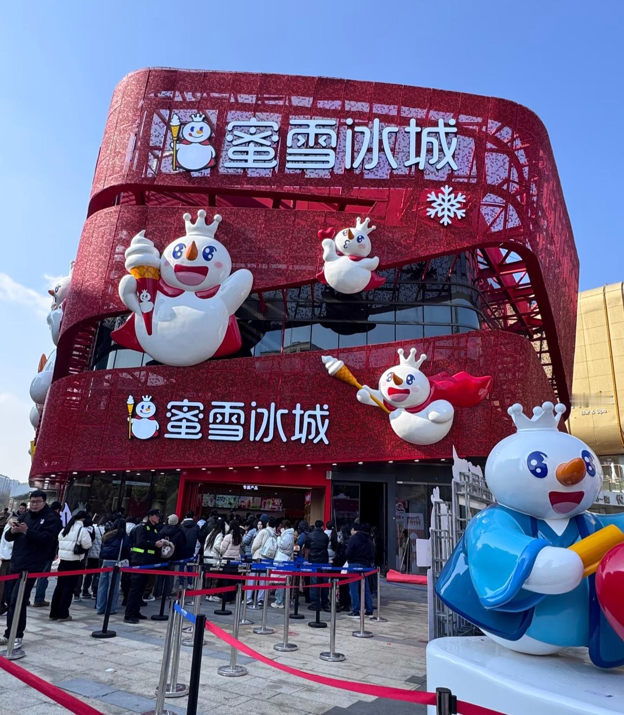 高攀不起雪王啦！最近蜜雪在杭州的首个旗舰店正式开业一时间热度居高不下这不今