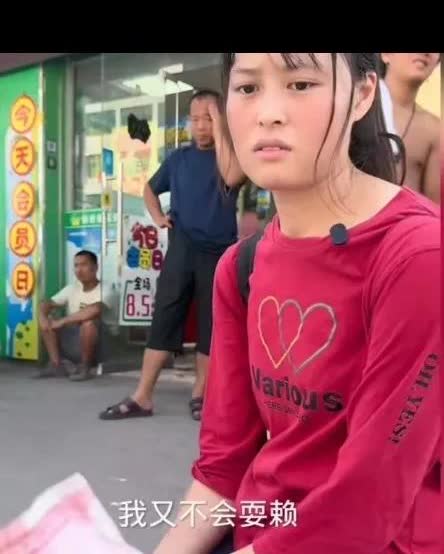 一个人可以缺钱，也可以缺德，但是缺钱加缺德都被这个男人占了，他在路上看见卖唱的小