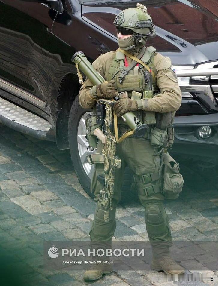 好家伙，昨天的莫斯科红场阅兵，第一次见身背2个筒子的俄方安保力量！[抠鼻][抠鼻