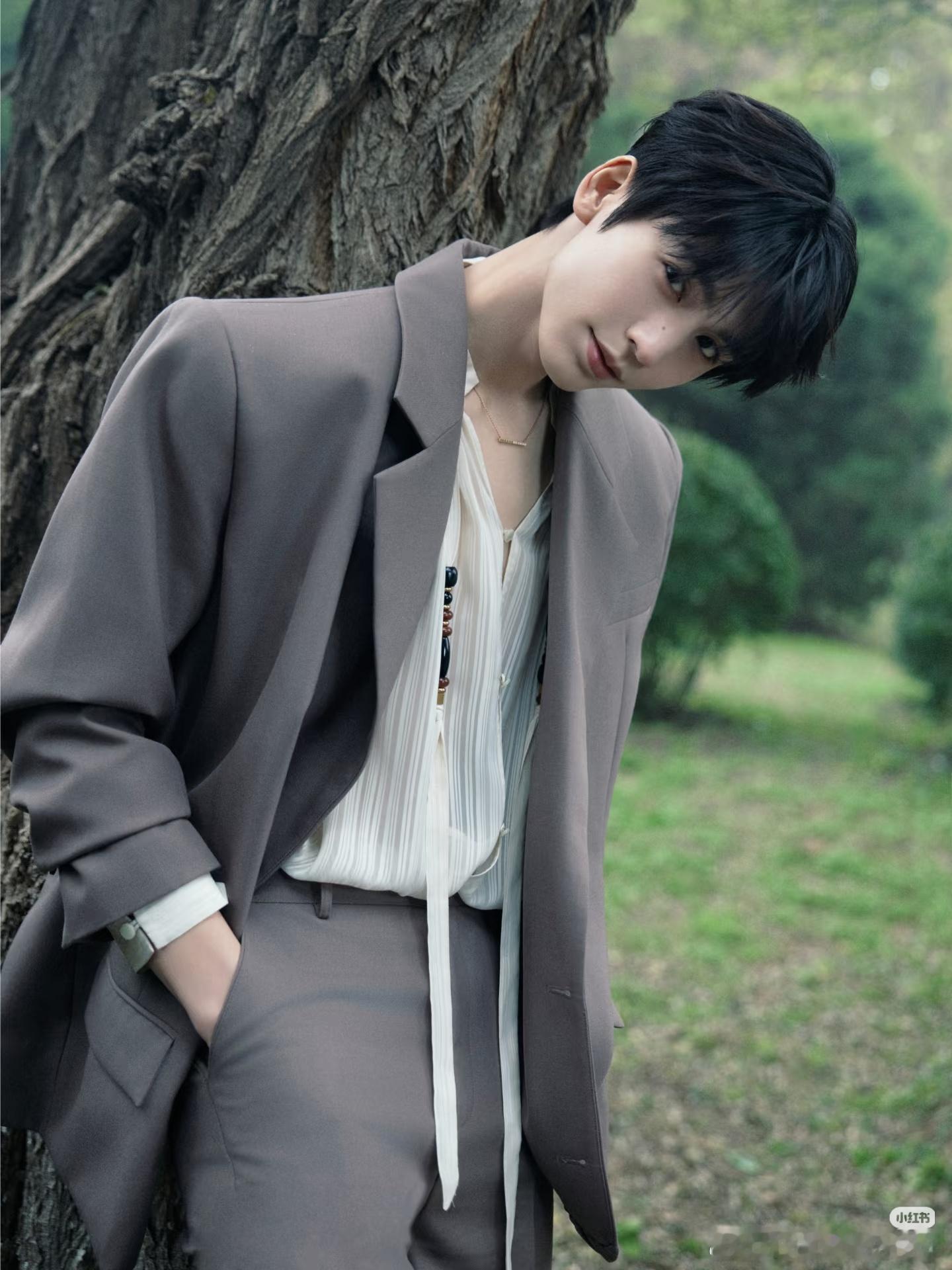 张凌赫今日出席代言品牌直播造型,西服➕半透视飘带衬衫,清新有质感,就是这个又乖巧