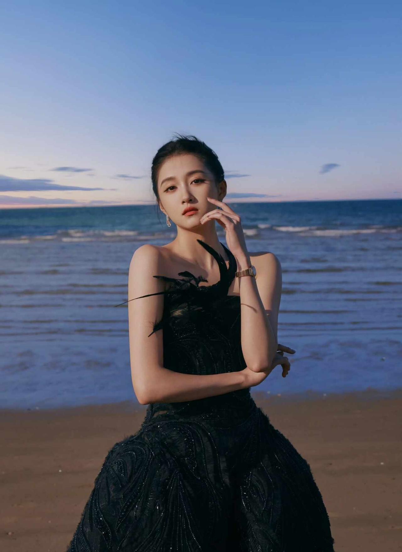 关晓彤飞天奖红毯演绎ES26秋冬高定暗夜繁华女神