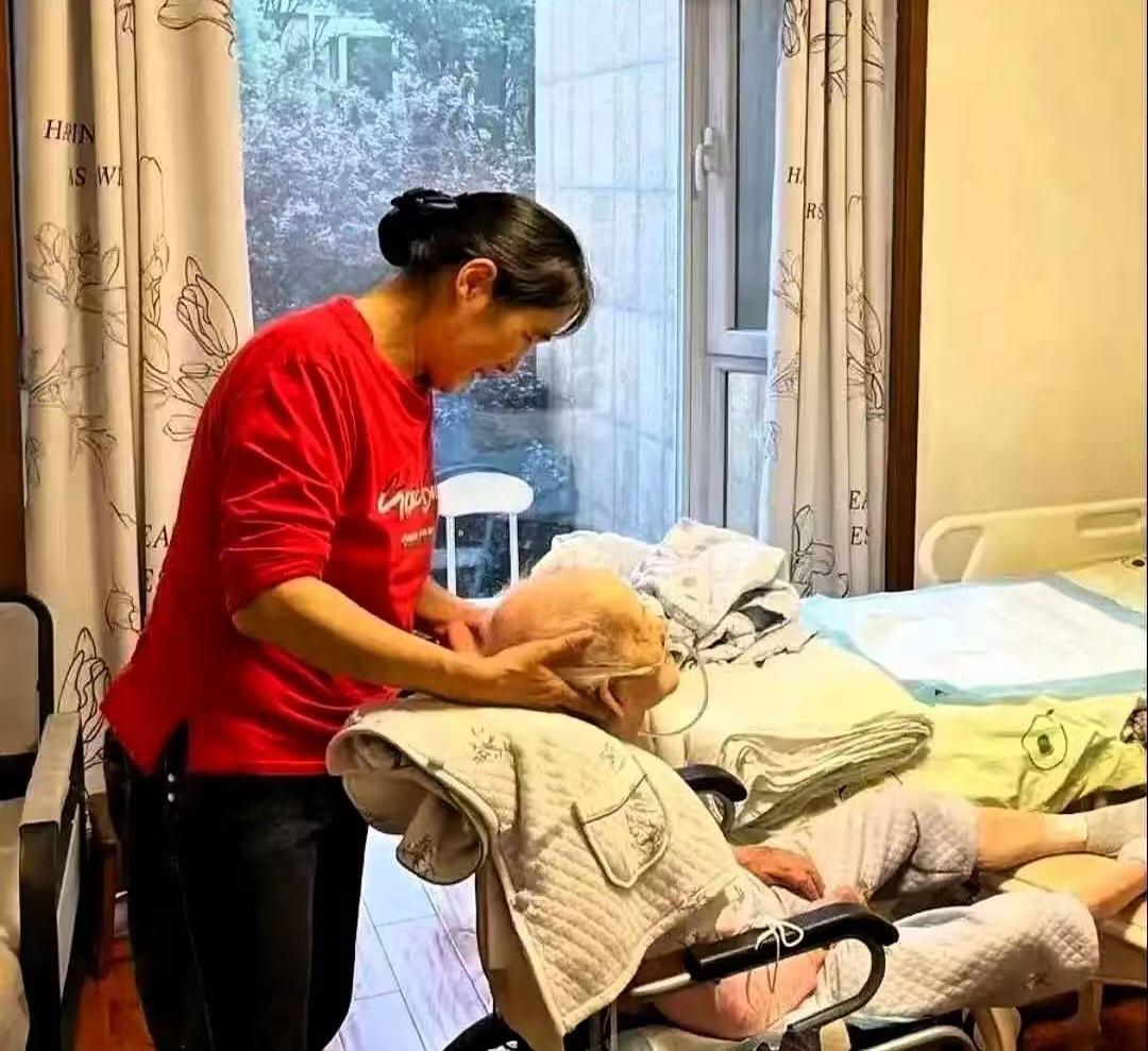 63岁大爷与保姆同居17年，每月给她转账5860，分手时大爷却冷笑:这5860块