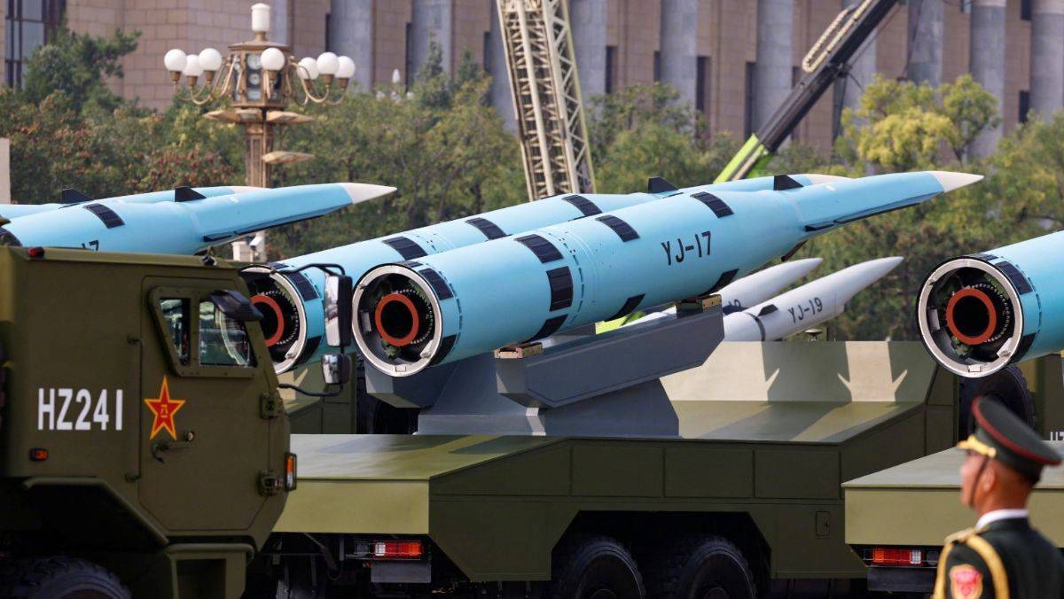 第二批最新055正在补给。图里这3艘船，其中055和后面052D是可以发射鹰击-