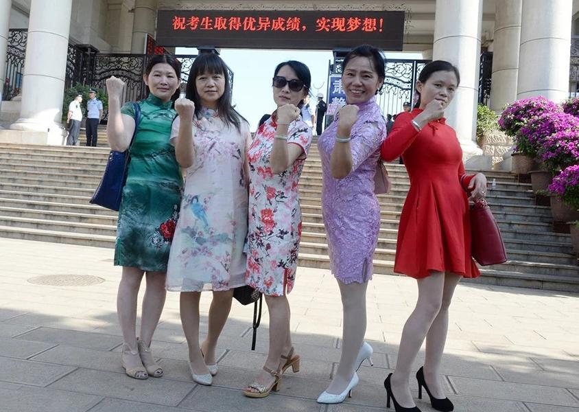 高考开始了。不出意外，又一轮旗袍秀，属于送考妈妈们的。孩子们穿没穿紫裤衩？妈妈