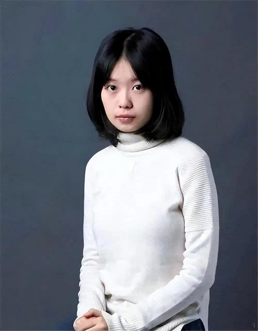 看了一看，朱军被指控的性骚扰事件中涉及的当事人同时，弦子未遵守法院判决，拒绝道歉