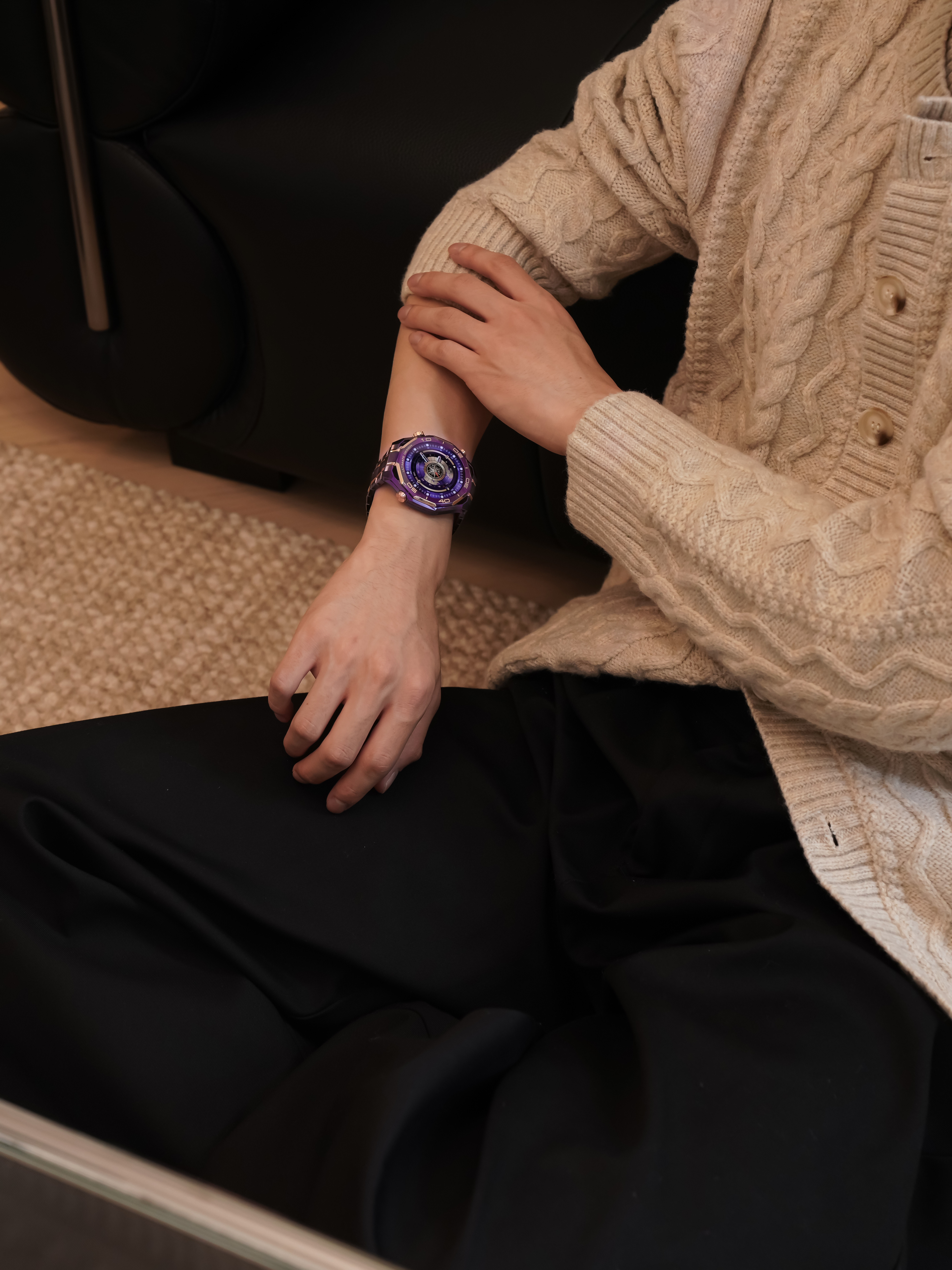 最近新出的超高端智能腕表，出现了“东方紫”的色彩，在中国传统文化中，紫色一直象征